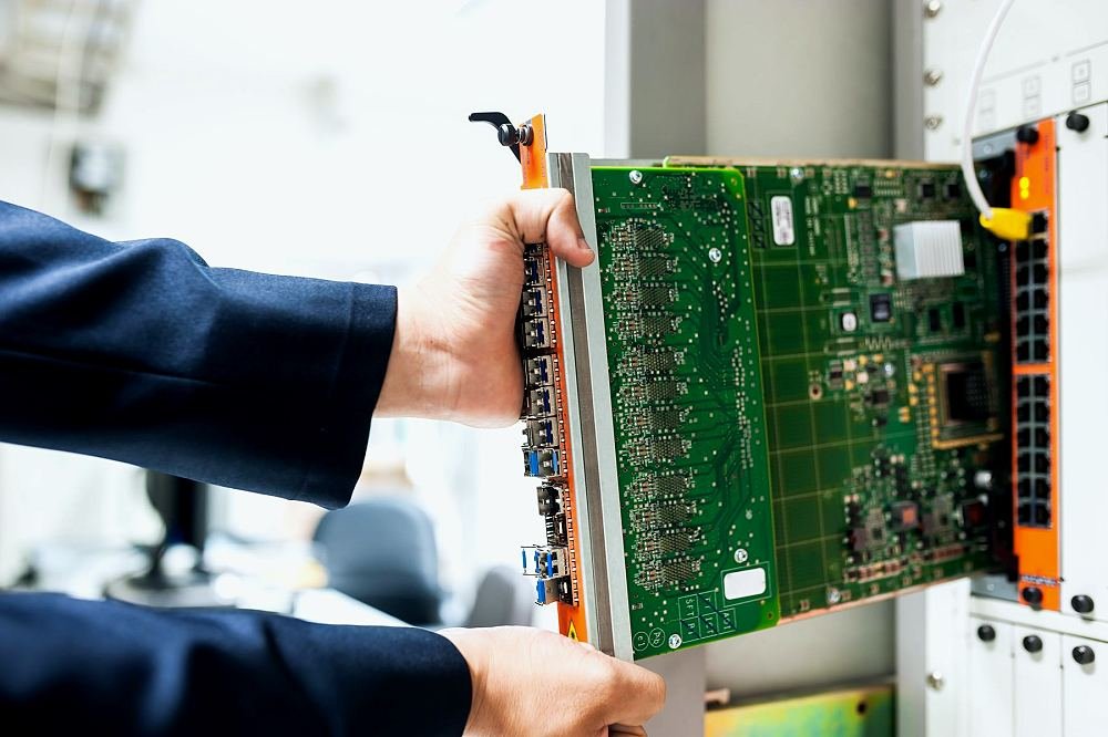 Equipo técnico de VEXTO trabajando en un centro de datos